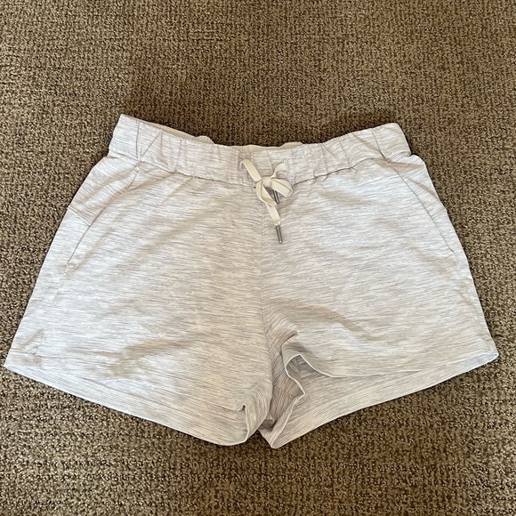 Lululemon On The Fly Short 2.5" in Wee Are From Space Nimbus Battleship – Size 8 - Picture 2 of 5
